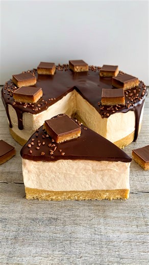 No-Bake Milionaires Cheesecake 😍 This cheesecake has a buttery shortbread base, a creamy caramel cheesecake filling, topped with a rich chocolate ganache, millionaire's shortbread bites and sparkly bits 🤤 This cheesecake is the ultimate celebration cheesecake for those who love chocolate and caramel All you need is: Base: 350g shortbread biscuits 100g unsalted butter, melted Cheesecake: 350ml double cream, cold 500g cream cheese, room temp 120g icing sugar 120g Carnation caramel Topping: 200g 