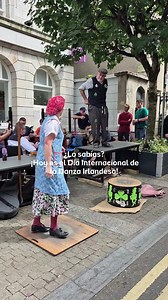 Es el Día Internacional de la Danza Irlandesa, y lo celebramos con pasos, velocidad y muchísimo arte! 💚 De las calles a los escenarios, la danza irlandesa desborda energía y personalidad. Puedes verla en festivales, desfiles, rincones de pubs y en campeonatos por toda la isla. ¿Sabes por qué los bailarines irlandeses mantienen los brazos quietos? Todo empezó porque solían aprender en espacios reducidos, como cocinas o pubs, donde no había sitio para mover la parte superior del cuerpo. Como resu