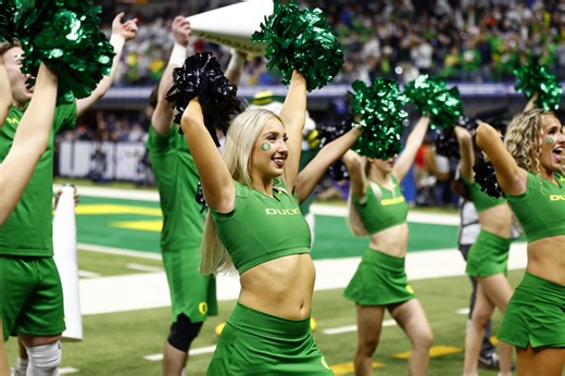 Oregon Cheerleader Turning Heads Before Kickoff At The Rose Bowl