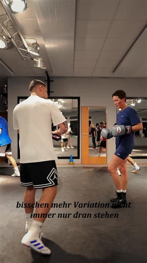 🥊 Boxen heißt variieren – nicht nur draufhauen. Am Sandsack geht es nicht um pure Kraft, sondern um Rhythmus, Timing und saubere Kombinationen. 1–2–3, kurz raus. Wieder rein, vier Schläge – ein Akzent. Distanz wechseln, Tempo variieren, dann zwei schnelle Hände und wieder raus. 💥 Genau diese Wechsel machen dein Training effektiver und deine Schläge unberechenbar. 👉 Boxkurs im LocalGym – Kurszeiten im Link in Bio @localgym_gz #Boxen #SandsackTraining #Kombinationen #FightIQ #VariationImBoxen L
