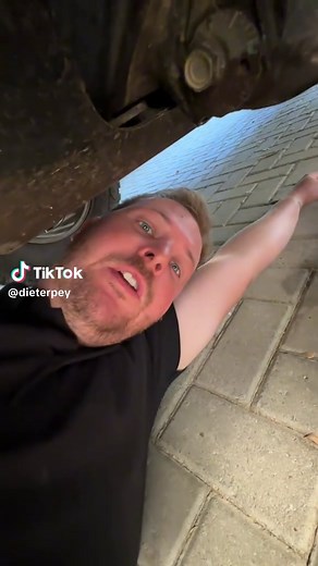 Hilux Oil Leak Troubles: Mechanics to the Rescue