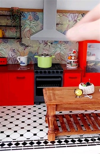 And pop....this is how you make a miniature koala bear with a baby blanket😂 what do you think, should I make more? #miniaturekoala #miniatureknitting #instaminiature #tinyknits #dollhouseofinstagram #handmademiniatures #tinytreasures #lifeinminiature #nukkekoti #nukketalo | Minimami