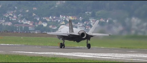 F-35がほぼ垂直に離陸する瞬間を見よ - 「機首が延々と上がり続ける」