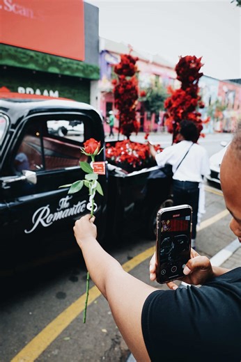 To celebrate @Bruno Mars’ new album ‘The Romantic’, we wanted to sweep Jozi off their feet. So, we took to the streets and surprised fans with some beautiful roses. Have a look 🤩🌹🥰🥀