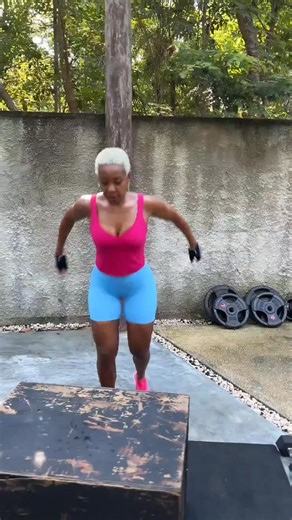 I don't workout to look good⤵️ I workout because health is wealth, and every workout out is a deposit into my future self. At 46 years of age, looking good is just extra😊💪 Drop a 💪 if you're doing your best to live a healthy life | Jane Mukami