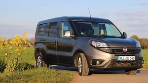 Parece una simple furgoneta, pero es una camper barata y completa