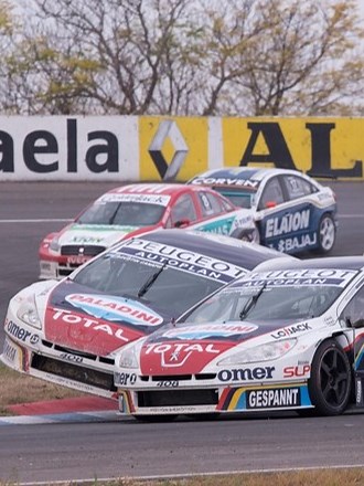 Súper TC 2000 en Rafaela: lideraba Girolami, Canapino lo tocó en los últimos metros y finalmente Werner terminó primero. Sin embargo, el Ford de Mariano no pasó la revisión técnica y Hugo Cuervo apeló.
