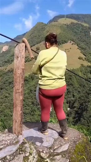 Viens on part loin 🌍✈️ on Instagram: "En Colombie, dans certaines zones rurales isolées, les communautés locales utilisent un moyen de transport aussi impressionnant qu’essentiel : une tyrolienne suspendue au-dessus du vide 🚠😱🇨🇴 Un câble vieux de plus de 50 ans, long de 800 mètres et perché à 300 mètres de hauteur, permet de relier deux villages en à peine 30 secondes… là où il faudrait 2 à 3 heures de marche à pied ⏱️⛰️ Ce n’est pas une attraction touristique, mais un outil du quotidien : 