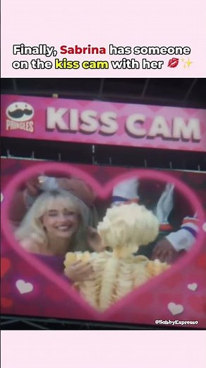 Sabrina’s funniest kiss cam moment ever 💋😂 #sabrinacarpenter #sabrina