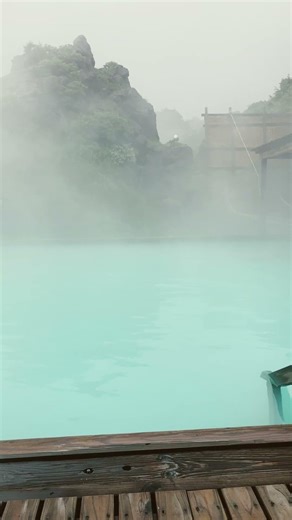 エメラルドグリーンの温泉♨️