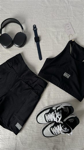 Megui • Moda Fitness on Instagram: "Natal chegando. Metas novas surgindo. Comece o ano em movimento com o Sprinter Black Ember. 🖤"