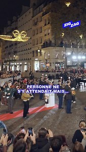 😮 Les lumières de Noël du Faubourg Saint-Honoré ont été allumées par… un immense spectacle musical ! ✨ Sous la direction de @itsjuliencohen et de Violon Phonix, les 8 000 spectateurs sont restés ébahis devant ce moment magique ! 🤩 Un instant qu’on n’oubliera pas de sitôt ! Vous aviez déjà vu l’un des spectacles de Julien Cohen ? #paris #insolite #juliencohen | Paris ZigZag