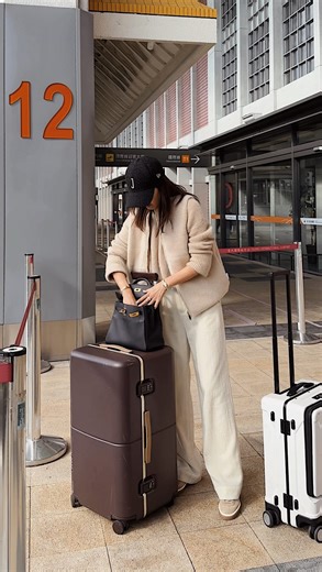 Jennifer Wei on Instagram: "出差翻包Mini vlog✈️ 全身 @jnfrofficial 迎降溫要保暖還要質感 搭機更要好活動 100%羊絨雙面穿背心預購週五截止 錯過再等12個月🐑🫶🏻 私我給連結🔗精品羊絨雙面穿鵝絨背心🪶 #jnfr"