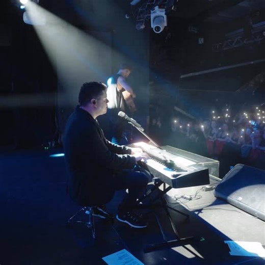 Leander Kills on Instagram: "10 éve, hogy megjelent a Túlélő lemezünk, rajta a Fényév távolság feldolgozással. Azóta nagy utat tettünk meg, de ez a dal még most is olyan közel áll hozzánk, mint akkor. Reméljük, még sok ilyen közös pillanatunk lehet, mint ami decemberben volt az Akvában! 🥰 A teljes videót keresd a YouTube csatornánkon! 🎥"