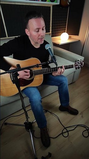 La canzone era "Come mai" degli 883