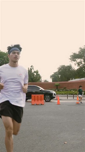 Leonardo Alvaro on Instagram: "Start 5k run di GBK, finish di Service center 😅 But thankfully, prosesnya cepat dan gampang banget! The whole experience was smooth. Untung ada HUAWEI Service Giving Season, mulai dari Free Repair Service, Free Screen Protector, plus kita bisa dapet hadiah loh! Sometimes hal kecil kayak gini bikin hari lebih gampang. If you wanna share your own Huawei moments, join ‘Me & My HUAWEI only at @huaweimobileid #CeritaAkudanHUAWEI #HUAWEIServiceIndonesia"