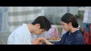 💗🩹Gentle breath on her finger, eyes lock, hearts flutter.|💗🩹灰姑娘手指受傷，霸總低頭輕輕吹吹，兩人對視瞬間臉紅心跳 #SummitofOurYouth #SunZhenni #ChenJingke #我在顶峰等你 #孙珍妮 #陈靖可 #love #sweets #重生 #Chinesedrama #fyp | 一起追剧吧