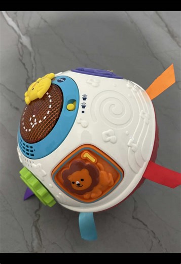 🎉 Rouli Balle Magique – VTech ! 🧸✨ La balle d’éveil préférée des petits 👶 Des sons rigolos, des textures surprises, des couleurs vives… Chaque face invite bébé à toucher, tourner, découvrir et jouer 🎵💖 👉 Stimule les sens 👉 Encourage la motricité 👉 Adaptée dès les premiers mois ✨ Regarde comme elle s’illumine et amuse bébé ! ✨ #VTech #RouliBalleMagique #JouetBébé #ÉveilBébé #Motricité 🎈