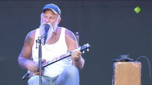 SeaSick Steve Down On The Farm PinkPop Holland 2012 | DIY Cigar Box Guitars
