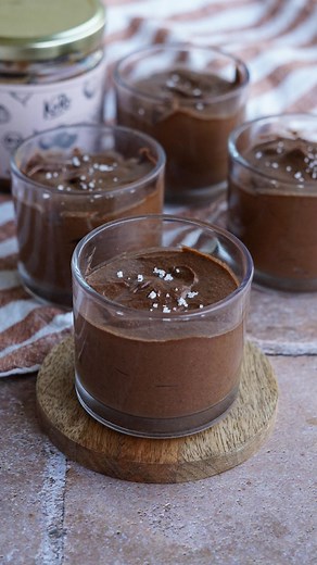 MOUSSE AU CHOCOLAT 🍫 3 ingrédients Je crois que j’ai trouvé une recette de mousse au chocolat incroyablement douce et aérienne. Et en plus elle est naturellement sucrée avec la crème de marrons c’est un vrai délice ! 🤩 Recette pour 4 personnes 🥄 : - 120g de chocolat noir dessert - 150g de crème de marrons @koro_fr - 3 oeufs - Vanille en poudre @koro_fr - Sel (optionnel) Faire fondre le chocolat. Ajouter la crème de marrons Koro et la vanille jusqu’à avoir une texture lisse et brillante. Incor
