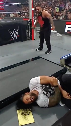 When Jacob Fatu and Roman Reigns are brawling, nobody is safe. 😵 #WWERaw