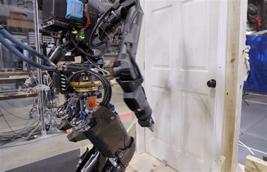 人形机器人开门逐渐顺畅了