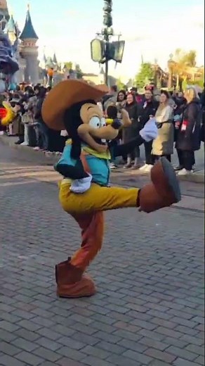 Goofy and Max enjoying Halloween #halloween #disney #disneylandparis #shorts