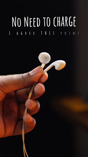 Why Is Everyone Using Wired Earphones Again? 🤯🎧#wiredearphones #techshorts #cyberstructor