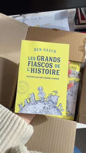 Éditions Point Nemo on Instagram: "La prochaine parution de Point Nemo est arrivée au bureau ! 💛📦 Prêts à découvrir une autre histoire du monde ? Ben Gazur (@bengazur) nous embarque pour un voyage captivant à travers les failles de l’histoire ⚡️ et les vertus de l’échec ❌ À découvrir le 18 février en librairie 📚 #pointnemo #histoire #fiascos #bengazur #50fails"