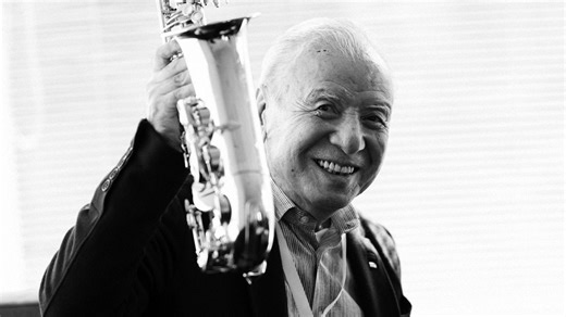 （4ページ目）サックス奏者・渡辺貞夫92歳「29歳の時、妻と子を日本に残してアメリカ留学へ。バークリー音楽院では、合理的なジャズ理論が確立されていることに衝撃を受けて…」 サックスは僕そのものだから＜後編＞｜芸能｜婦人公論.jp