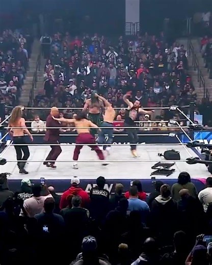 #DonCallis is cornered! #AEWDynamite