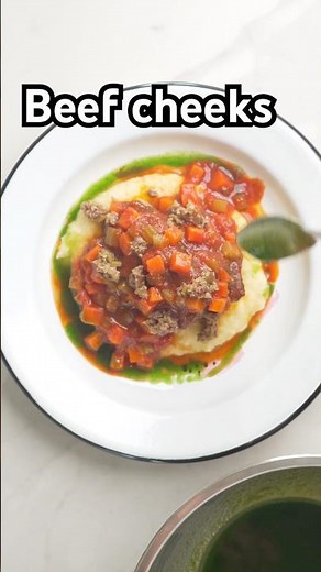 Beef cheeks in pizzaiola sauce 👌, recipe in description ⬇️