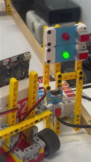 Construye con Nezha y programa con Makecode, un circuito de educación vial con semáforos y barreras.