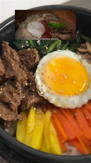 ✨ Ingredientes ✨ Bibimbap *Arroz de grano corto o glutinoso (para hacer sushi) (Si no lo tienes, puedes usar cualquier tipo de arroz) *1 zanahoria *1/2 hongos Shiitake o champiñones *Espinacas *Bulgogi (La receta está en mi video anterior) *1 huevo *1 cucharada de gochujang (Lo pueden conseguir en @casakoreamart) *2 cucharadas de mantequilla (derretida hasta un tono avellana) o simplemente aceite de ajonjolí. *Semillas de ajonjolí al gusto Preparación: 1. Cocinamos el arroz. 2. Mientras se cocin