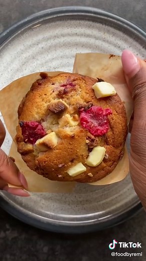 raspberry and white chocolate muffins 🫶🏽 #raspberry #whitechocolate #muffins #breakfast #easyrecipe #foodtiktok #cake