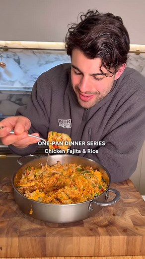 ONE-PAN CHICKEN FAJITA RICE For the chicken: 500g chicken thigh, cut into strips 1 tsp paprika 1 tsp garlic powder 1 tsp onion powder Black pepper, to taste ½ tbsp extra virgin olive oil 2 cloves garlic, finely chopped For the rice & veggies: 1/2 red onion, chopped 1 small red or green capsicum, chopped 1 medium zucchini, chopped 200g canned chopped tomatoes 200g uncooked long grain white rice (about 1 cup) 25g fajita seasoning mix (see below) 1½ tbsp tomato paste 400ml hot chicken stock (or wat