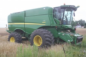 #wheelwednesday John Deere S660 combine with Firestone 1250/50R32 tires #johndeere #firestone | Big Tractor Power