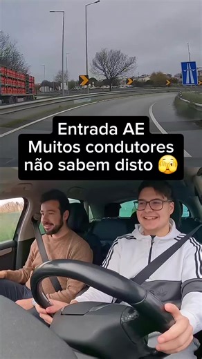 Durante a aula, ao entrar na autoestrada, expliquei que mesmo parecendo que é só seguir em frente, temos de ceder a passagem a quem quer sair da AE, quando existe sinalização a indicar isso 🛣️🚗 Um detalhe que muitos condutores ignoram. #AulasDeCondução #Autoestrada #CedênciaDePassagem #ExameDeCondução #SegurançaRodoviária