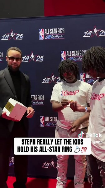 Steph’s a real one for the up close look! 💍 #NBA #NBAAllStar #StephCurry #basketball