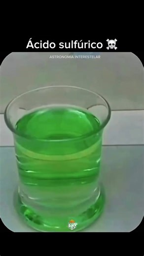 O ácido sulfúrico (H₂SO₄) é um ácido mineral forte, incolor, oleoso e corrosivo, conhecido também como óleo de vitríolo ou sulfato de hidrogênio. É um dos produtos químicos mais importantes industrialmente, com uma vasta gama de aplicações em diversas indústrias e setores. O ácido sulfúrico é uma substância química essencial para diversas indústrias, com destaque para a produção de fertilizantes e baterias automotivas, sendo importante para o desenvolvimento econômico de um país. No entanto, é p