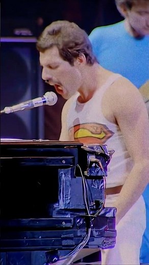 Queen - Somebody To Love (Rock Montreal 1981)