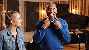 "Twang voice: the secret to that bright, country charm! 🤠 Twang is a vocal technique where you place the sound forward, creating a sharp, crisp tone. Country music loves it, but it's also essential for folk, Americana, and even some rock styles. Think Keith Urban, Shania Twain🎸 Twang comes from placement – focusing the sound in the mask of your face, just behind your nose. Try it: say "niii" with your mouth, and feel the vibration! 🎤 #TwangVoice #CountryMusic #VocalTechniques #ZimMusic" | Voi