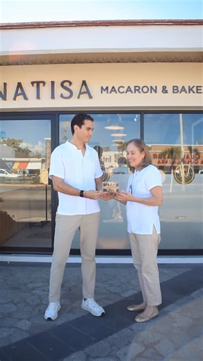 Natisa Macaron & Bakery on Instagram: "Un año más, un sueño más grande. Gracias por confiar en Natisa, por elegirnos en sus celebraciones y por dejarnos ser parte de sus momentos. Lo mejor está por venir 🤍 Coming soon ! #NatisaAniversario #NatisaBakery #PuertoVallarta #SweetMoments #PastelesNatisa"
