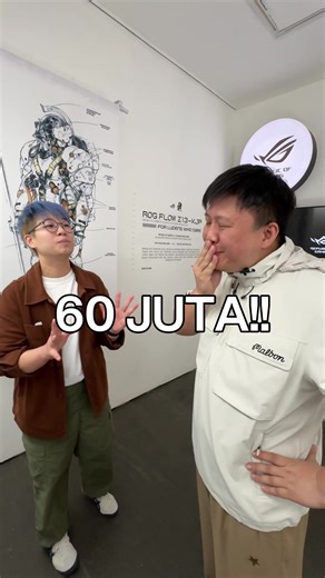 Gue tuh bukan baru kenal ROG ya. Dari dulu laptop gue ROG terus. TAPI YANG INI… ROG Flow Z13-KJP, kolaborasi ROG x Kojima Productions. Dan pas gue lihat speknya… AMD Ryzen™️ AI Max 395, 128GB RAM, 1TB SSD. Tablet. Yes. TABLET. Speknya udah kayak server kecil, tapi bentuknya masih bisa lo masukin tas dan kerja di cafe sambil pura-pura santai. Belum lagi BONUS PRE ORDER-NYA. Bundle eksklusif. Limited. Nggak semua orang bisa punya. Jujur kalo lo bawa brief case-nya ke cafe, orang udah tahu laptop l