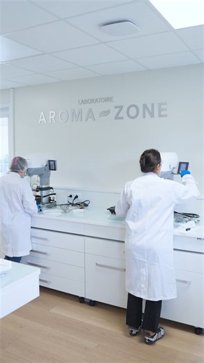 🔬 Plongez dans les coulisses d’Aroma-Zone ! On vous emmène au cœur de nos laboratoires pour découvrir les étapes clés derrière vos soins : recherche, formulation, sélection des actifs et fabrication ✨ Chaque formule est développée avec exigence, à partir d’ingrédients naturels rigoureusement sélectionnés et testés, afin de garantir efficacité, qualité et sécurité 🌿 Et vous, quel type de soin aimeriez-vous voir formulé en laboratoire ? 👀 | Aroma-Zone