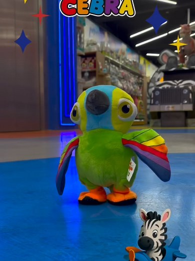 🐦🎶Hola Loro Pepe!!!! 😍 El peluche musical de la Granja de Zenón que tu peque no va a poder soltar. 👉 Lo encontrás en www.cebra.com.ar y en todas nuestras sucursales. #CebraJuguetería #LoroPepe #JugarEsCantar