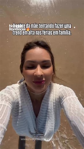 A influenciadora de #PortoVelho, Nathalia Camargo, de 29 anos, viralizou nas redes sociais ao tentar gravar uma trend tranquila na praia. A gravação, que já ultrapassou 14 milhões de visualizações, acabou tomando outro rumo por causa de um momento espontâneo: o filho interrompeu a cena para pedir dinheiro e comprar picolé. No vídeo, Nathalia aparece tentando posar quando o menino surge gritando: “Mãe! Tem cinco notas de R$ 2?”. Logo depois ela pede para o filho pedir ir pedir do pai. Segundo a i