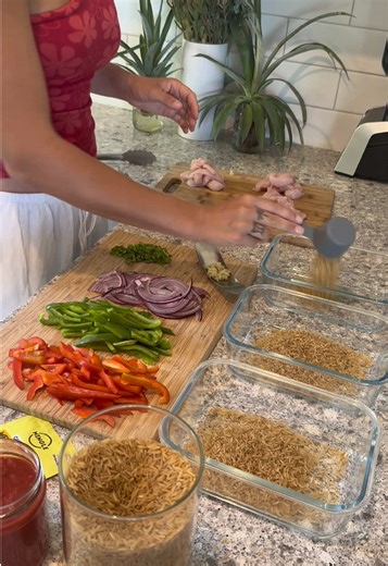 Made a version of the trending chicken fajita one-dish meal prep for my partner’s lunches, and it’s a winner! It’s convenient, Mess-free & quick to prep and of course nutritious 💛🌱 Ingredients: 1/4 cup rice in each bowl 1 Chicken breast sliced 1/2 cup Chicken broth plus splash more if needed 2 Capsicums 1/2 large a onion 1 large jalapeños 6 garlic cloves Can of Chopped tomatoes 1/4 cup black beans in each bowl 1/4 cup corn in each bowl @mingleseasoning fajita spice mix And sprinkle of Cheese D