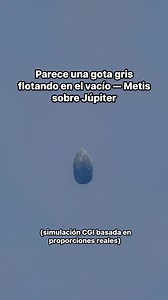 Parece una simple gota gris suspendida en el vacío… pero es Metis, una de las lunas más cercanas y veloces de Júpiter, atrapada en la gravedad del gigante gaseoso. Lo que ves aquí es una simulación CGI basada en proporciones reales, creada para mostrar cómo lo diminuto puede perderse frente a lo inmenso. #Metis #Jupiter #Moons #Astronomy #Space #CGI #Cosmos #MenteCósmica | Mente Cósmica