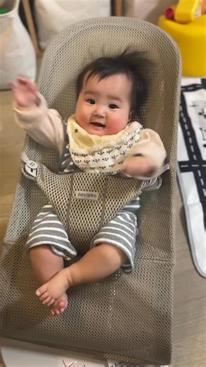 わーちゃん一家 on Instagram: "ご飯待ち。好きなポジション。 @babybjorn_japan #子育て #赤ちゃん #育児日記 #6ヶ月 #うかちゃん"